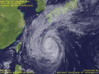 Typhoon Wallpaper Image : Typhoon 201327 (FRANCISCO) : 渦巻き構造を保ったまま大東島地方に接近しつつある台風201327号（12時JST）