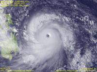 Typhoon Wallpaper Image : Typhoon 201330 (HAIYAN) : 3年ぶりに中心気圧900hPa以下の猛烈な台風となった台風201330号（15時JST）