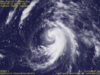 台風壁紙画像：2010年台風12号（マラカス｜MALAKAS）：中心の北側にも雲が回り込んできた台風201012号（12時JST）