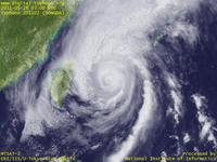 台風壁紙画像：2011年台風2号（ソングダー｜SONGDA）：先島諸島に最接近する直前の台風201102号（12時JST）