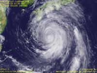 台風壁紙画像：2011年台風6号（マーゴン｜MA-ON）：九州から関東ほどの幅にわたって雲が広がる台風201106号（12時JST）