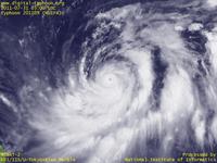 台風壁紙画像：2011年台風9号（ムイファー｜MUIFA）：眼が見えてきた台風201109号（12時JST）