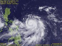 台風壁紙画像：2012年台風4号（グチョル｜GUCHOL）：フィリピン東方で発達し眼も見えてきた台風201204号（12時JST）