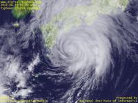台風壁紙画像：2012年台風4号（グチョル｜GUCHOL）：日本への上陸をうかがう台風201204号（12時JST）