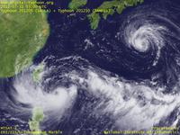 台風壁紙画像：2012年台風10号（ダムレイ｜DAMREY）：先島諸島に接近する台風201209号と九州に接近する台風201210号（12時JST）
