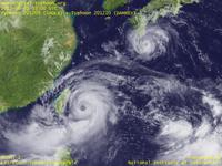 台風壁紙画像：2012年台風10号（ダムレイ｜DAMREY）：沖縄および九州に接近しつつ雲の構造がしっかりしてきた台風201209号と台風201210号（12時JST）