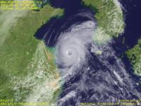 台風壁紙画像：2012年台風10号（ダムレイ｜DAMREY）：黄海に入っても雲の形が崩れずに勢力を保つ台風201210号（12時JST）