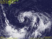 台風壁紙画像：2012年台風11号（ハイクイ｜HAIKUI）：渦巻きとしては大きいが中心付近の雲はまだスカスカな状態の台風201211号（12時JST）