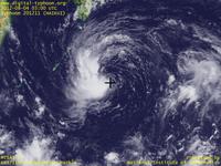 台風壁紙画像：2012年台風11号（ハイクイ｜HAIKUI）：雲が西側に偏ってバランスが悪い台風201211号（12時JST）