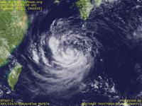 台風壁紙画像：2012年台風11号（ハイクイ｜HAIKUI）：雲のバランスがやや整いつつ沖永良部島付近を通過中の台風201211号（12時JST）