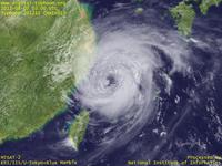 台風壁紙画像：2012年台風11号（ハイクイ｜HAIKUI）：勢力を維持したまま中国・浙江省に接近しつつある台風201211号（12時JST）