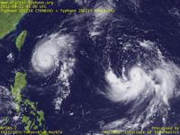 台風壁紙画像：2012年台風15号（ボラヴェン｜BOLAVEN）：太平洋上で渦を巻く2つの台風、台風201214号と台風201215号（12時JST）