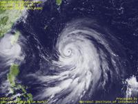 台風壁紙画像：2012年台風15号（ボラヴェン｜BOLAVEN）：再び発達を始めて眼も見えてきた大型の台風201215号（12時JST）