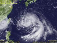 台風壁紙画像：2012年台風15号（ボラヴェン｜BOLAVEN）：中心の眼と渦巻き構造が明瞭になってきた非常に強く大型な台風201215号（12時JST）