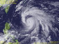 台風壁紙画像：2012年台風16号（サンバ｜SANBA）：大型で猛烈な勢力で眼もくっきりした台風201216号（15時JST）