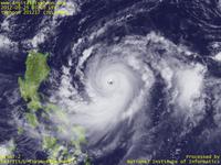 台風壁紙画像：2012年台風17号（ジェラワット｜JELAWAT）：フィリピンの東で非常にくっきりした眼を示す台風201217号（12時JST）