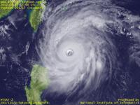 台風壁紙画像：2012年台風17号（ジェラワット｜JELAWAT）：眼が拡大して内部に小さな構造も見える台風201217号（12時JST）