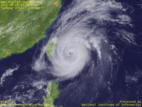 台風壁紙画像：2012年台風17号（ジェラワット｜JELAWAT）：眼がぼやけてきたものの渦の形は崩れていない台風201217号（12時JST）