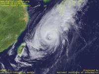 台風壁紙画像：2012年台風17号（ジェラワット｜JELAWAT）：各地で強風を記録しつつ沖縄本島付近を通過中の台風201217号（12時JST）