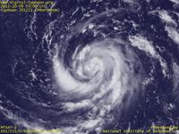 台風壁紙画像：2012年台風21号（プラピルーン｜PRAPIROON）：雲が渦を巻き始めて発達の兆候が出てきた台風201221号（12時JST）