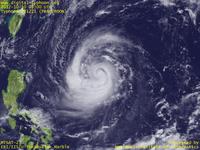 台風壁紙画像：2012年台風21号（プラピルーン｜PRAPIROON）：渦の巻きが次第に強くなりつつある台風201221号（12時JST）