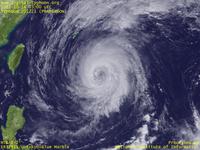 台風壁紙画像：2012年台風21号（プラピルーン｜PRAPIROON）：沖縄の南方で勢力を保ちつつ迷走中の台風201221号（12時JST）