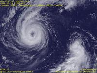 台風壁紙画像：2012年台風21号（プラピルーン｜PRAPIROON）：沖縄の南方で停滞する台風201221号と北に向けて足早に移動する台風201222号（12時JST）
