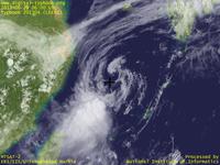 台風壁紙画像：2013年台風4号（リーピ｜LEEPI）：もはや中心がどこかも見えづらいほど雲の形状が偏った台風201304号（なお画像の十字は気象庁が推定した中心）（15時JST）