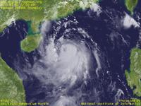 台風壁紙画像：2013年台風6号（ルンビア｜RUMBIA）：南シナ海を横切ってやや発達しながら中国南部に向けて進む台風201306号（11時JST）