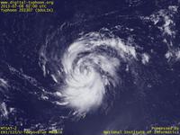 台風壁紙画像：2013年台風7号（ソーリック｜SOULIK）：発生段階から大きく渦を巻いて形が整っている台風201307号（11時JST）