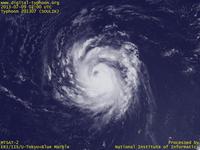 台風壁紙画像：2013年台風7号（ソーリック｜SOULIK）：太平洋上で勢力を強めて眼のような構造も見えてきた台風201307号（11時JST）