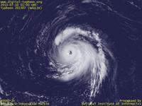 台風壁紙画像：2013年台風7号（ソーリック｜SOULIK）：クッキリした眼が開いて発達を続ける台風201307号（10時JST）