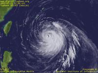 台風壁紙画像：2013年台風7号（ソーリック｜SOULIK）：眼が楕円形に変わりつつも非常に強い勢力で先島諸島に接近する台風201307号（10時JST）