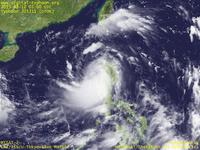 台風壁紙画像：2013年台風11号（ウトア｜UTOR）：ルソン島に上陸して横断中に勢力が弱まった台風201311号（12時JST）