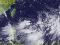 台風壁紙画像：2013年台風12号（チャーミー｜TRAMI）：先島諸島南方で発生直後のまだ形が整っていない台風201312号、中心を十字で示す（12時JST）