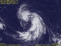 台風壁紙画像：2013年台風18号（マンニィ｜MAN-YI）：雲域は大きいものの中心付近に雲がまとまっていない台風201318号（11時JST）