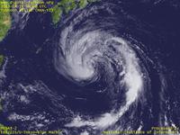 台風壁紙画像：2013年台風18号（マンニィ｜MAN-YI）：中心の北側に厚い雲が発達して大雨となりそうな台風201318号（09時JST）