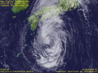 台風壁紙画像：2013年台風18号（マンニィ｜MAN-YI）：本州に接近しつつ、中心から離れた場所にも大雨を引き起こしている台風201318号（12時JST）