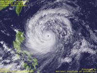 台風壁紙画像：2013年台風19号（ウサギ｜USAGI）：フィリピンの東で急発達して中心の眼もはっきり見える台風201319号（15時JST）