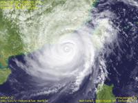 台風壁紙画像：2013年台風19号（ウサギ｜USAGI）：非常に強い勢力を保ったまま南シナ海を進んで香港付近に接近する台風201319号（13時JST）