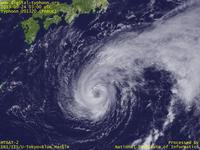 台風壁紙画像：2013年台風20号（パブーク｜PABUK）：緩やかに発達しつつ小笠原諸島を長時間強風域に巻き込んでいる台風201320号（12時JST）