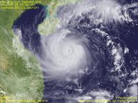 台風壁紙画像：2013年台風21号（ウーティップ｜WUTIP）：南シナ海で眼が見えるほど発達しつつベトナム中部へと進む台風201321号（12時JST）