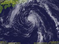 台風壁紙画像：2013年台風22号（セーパット｜SEPAT）：こじんまりとした雲をもつ台風201322号と本州にかかる雨雲（11時JST）