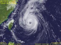 台風壁紙画像：2013年台風23号（フィートウ｜FITOW）：進路を北西に変えて宮古島に接近しつつある台風201323号（12時JST）