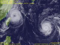 台風壁紙画像：2013年台風24号（ダナス｜DANAS）：沖縄から遠ざかる台風201323号（左）と沖縄に接近する台風201324号（右）（12時JST）