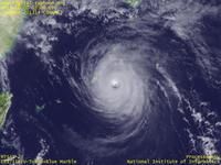 台風壁紙画像：2013年台風24号（ダナス｜DANAS）：台風の眼がくっきりと見える非常に強い勢力で沖縄本島と奄美群島に接近する台風201324号（12時JST）