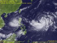 台風壁紙画像：2013年台風25号（ナーリー｜NARI）：フィリピン・ルソン島を横断した台風201325号（左）と太平洋の真中で発達を始めた台風201326号（右）（12時JST）