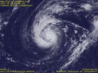 Typhoon Wallpaper Image : Typhoon 201327 (FRANCISCO) : 小さくギュッと引き締まったきれいな渦を見せている台風201327号（12時JST）