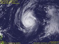 Typhoon Wallpaper Image : Typhoon 201327 (FRANCISCO) : 眼の輪郭がややぼやけてきた台風201327号（15時JST）