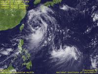 Typhoon Wallpaper Image : Typhoon 201412 (NAKRI) : 中心付近の雲が薄い台風201412号（左上）と、雲が南側に偏っている台風201411号（右下）（12時JST）